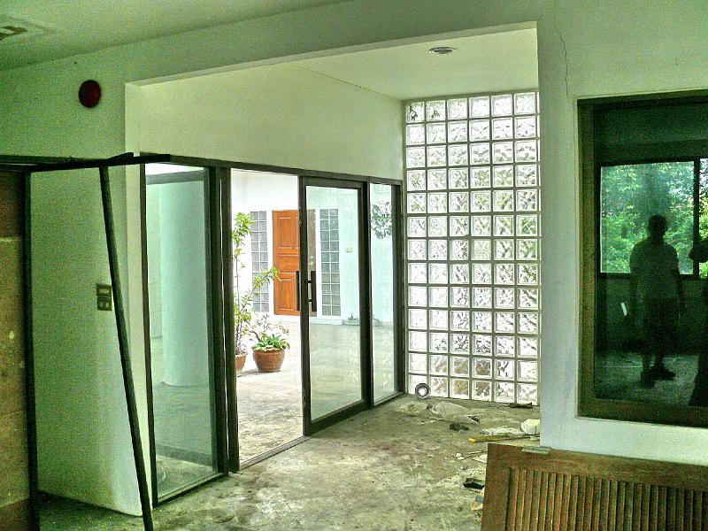 P1000046.JPG - Just inside the entrance.