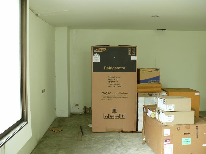 P1000055.JPG - We ordered the appliances months ago during an off season bargain sale. Once we closed the real estate deal we could no longer postpone delivery.