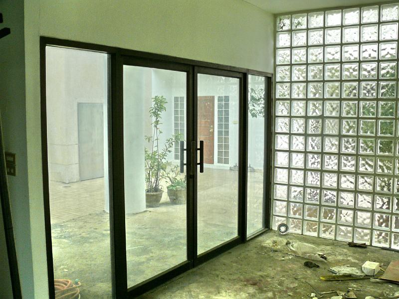 P1000068.JPG - The entry foyer. Note the rounded pillar demarcating the northwestern corner of our property.