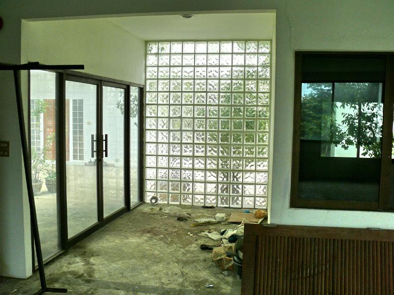 P1000070.JPG - Foyer and kitchen area