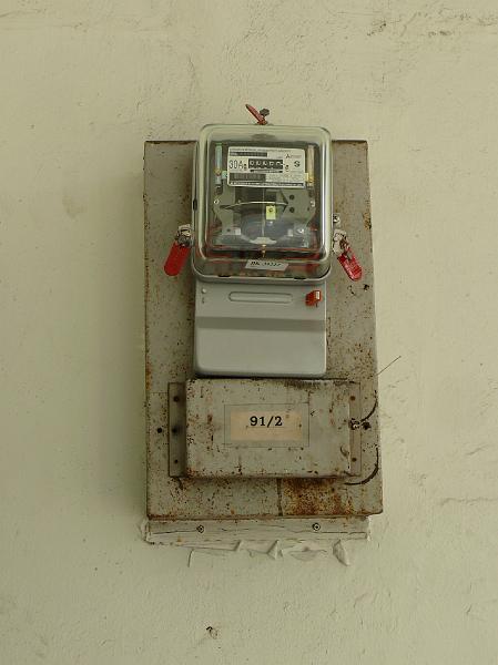 P1000135.JPG - Barely a week later, the Metropolitan Electrical Authority inspected the premises and installed the electric meter. 30A / 220v

This can be a very bureaucratic stage of a construction project so the stealth visit, approval and installation are a very good omen.