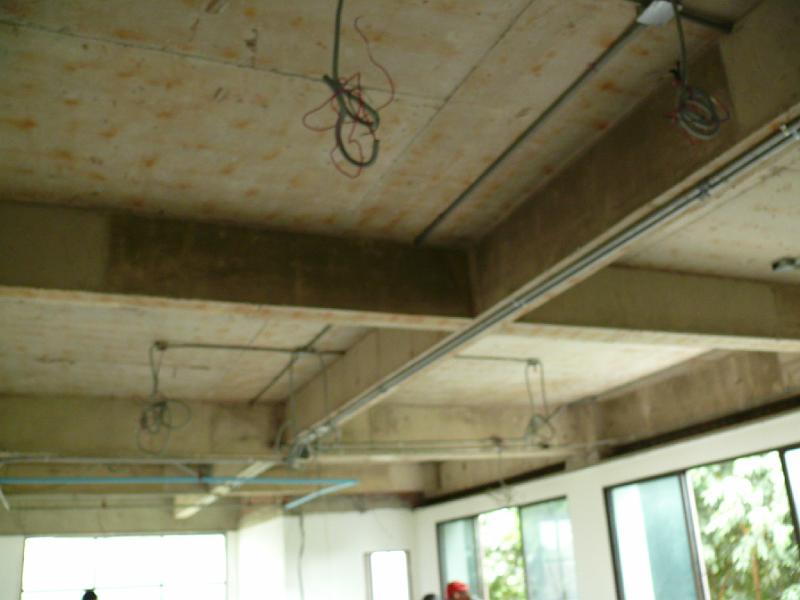 P1000227.JPG - Most multi-unit construction in Thailand (both residential and commercial) is concrete. The drop ceiling has been removed. The beams are in unfortunate places if we want to achieve maximum room height because they don't appear at room demarcation points. But even so, the achievable height is still quite good. Read on.