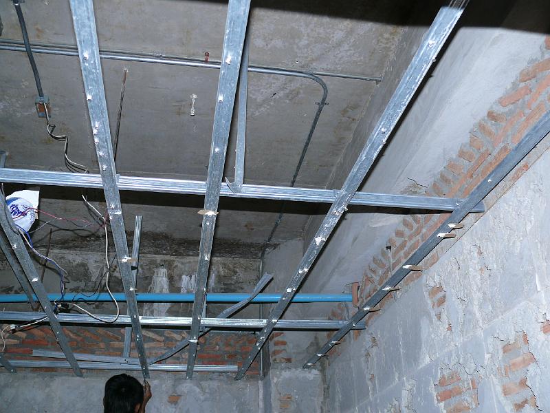 P1000242.JPG - ... and the ceiling was removed. Those metal support elements will be gone shortly.