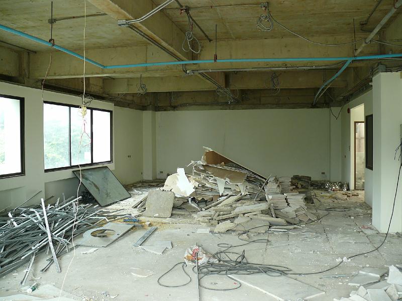 P1000244.JPG - Amazing how a shift of perspective alters one's perception. Doesn't this look less cluttered?