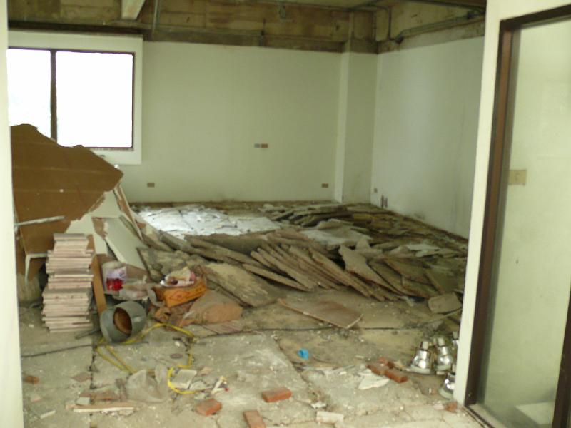 P1000255.JPG - The piles of debris are growing. So demolition has continued.