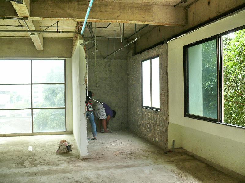 P1000273.JPG - Looking into the laundry/guest bath area.