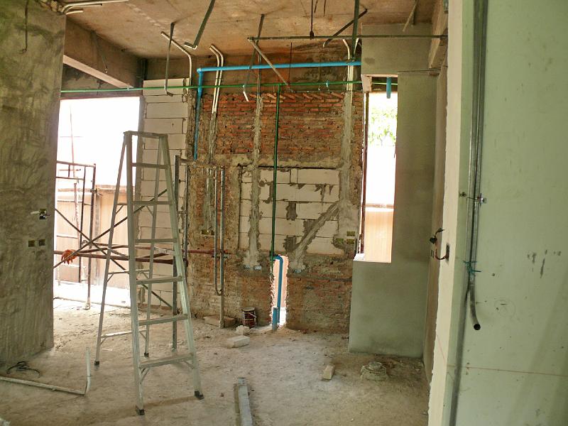 P1000446.JPG - Entrance (left) kitchen area (center).