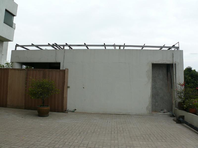 P1000490.JPG - Jon's opted to add a "super-roof" suspended over the formal roof to create an air gap. The goal is to reduce direct heat infusion into the apartment.