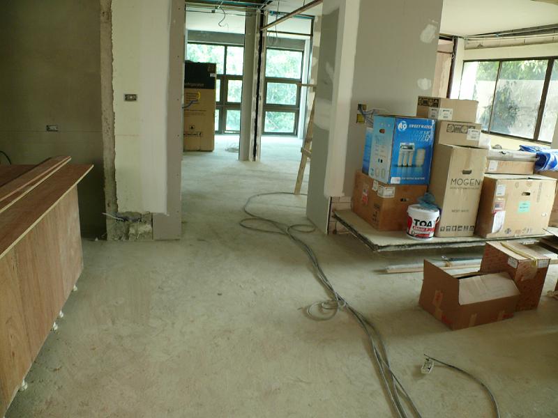 P1000572.JPG - Looking back into the unit from the entrance. (Kitchen to the left, Living room to the right.) 

Appliances await installation and are temporarily atop platform for the seating area. Guess it can bear substantial weight?