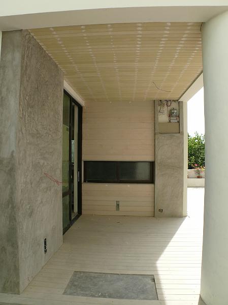 02-P1000740.JPG - Side view of the entrance.