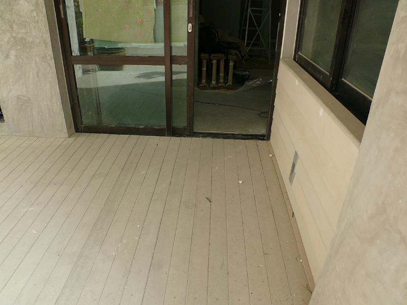 04-P1000741.JPG - The slats give the entryway a warmer look.