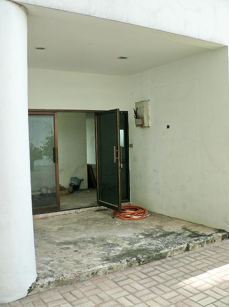 P1000043.JPG - The entrance to the condo. We figure it would be a great location for a modest dining table.