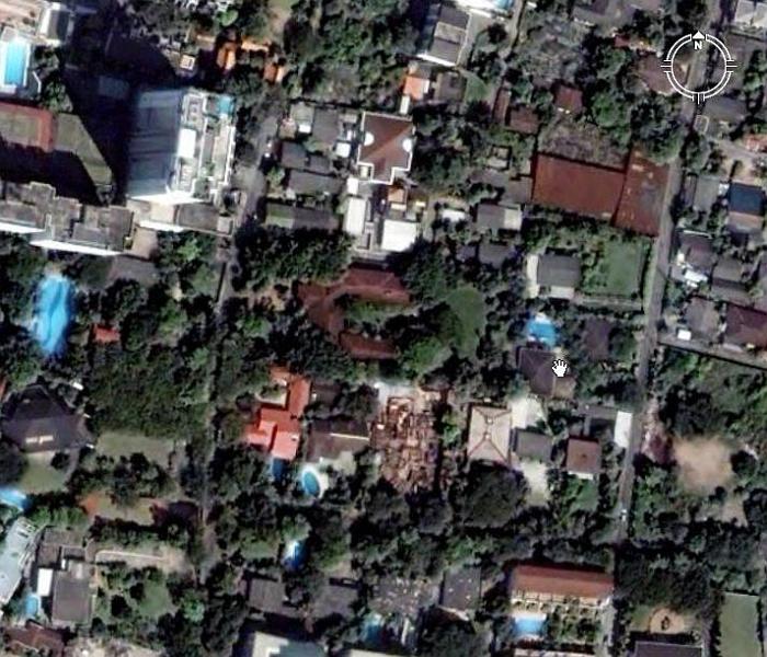 google_earth_130.JPG - Isn't Google Earth amazing? Habitat is the white building at the upper left of this image. Soi 53 is the narrow tree lined road starting from the entrance of Habitate (to right of the building) to the lower end of the image. Thong Lo is the more distinct parallel road at the right of this image.