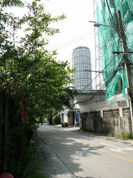 P1000115.JPG - Looking eastward from Soi 53 toward Thong Lo.