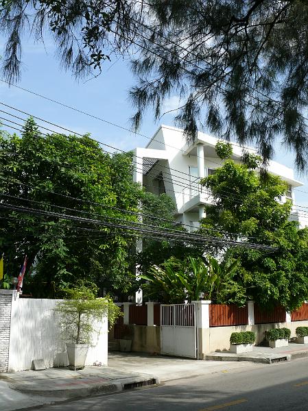 P1000118.JPG - The soi is marked by many interesting buildings: large residences, spas, small office buildings.