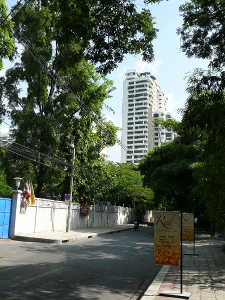 P1000125.JPG - Ever closer to The Habitat.