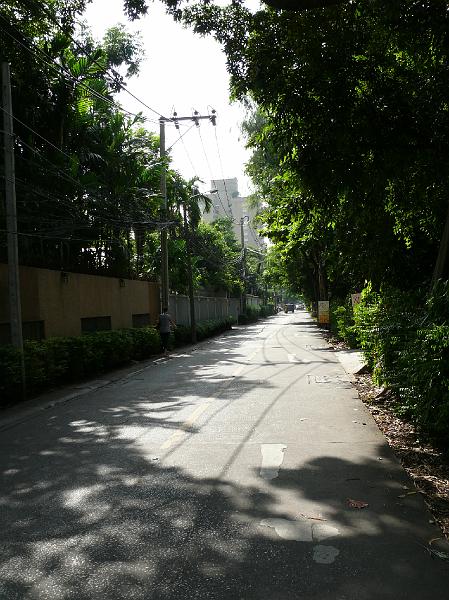P1000127.JPG - Thong Lo Soi 9 looking toward Thong Lo.