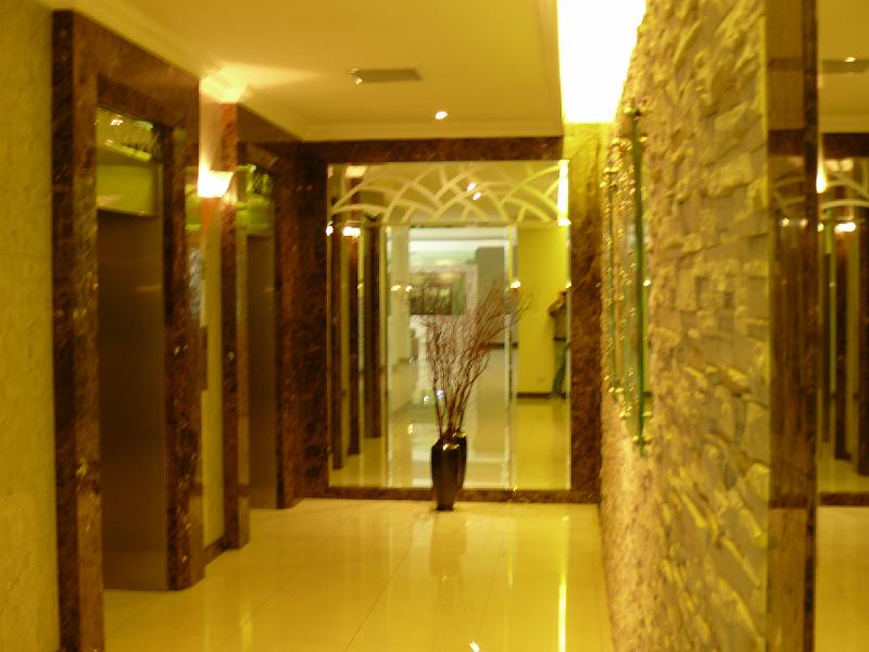 P1000100.JPG - Elevator lobby