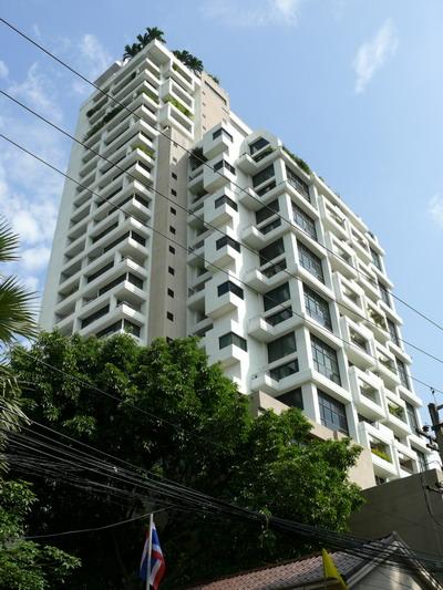 building.jpg - Situated at the very end of Soi 53, This 25-story building is the dominant element of the Habitat condominium project. The wall of our unit is barely visible just above the peaked roof in the foreground.